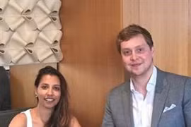 Máy bay rơi tự do hơn 7.000 m, thanh niên vội vã cầu hôn bạn gái