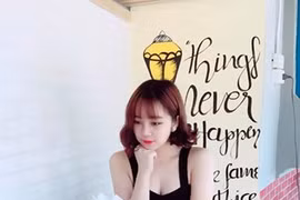 Mặc áo dài ngủ gật giữa sân trường, 10X Hưng Yên gây sốt