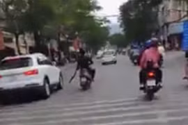 Bắt đối tượng điên cuồng, chém gương chiếu hậu xe ô tô