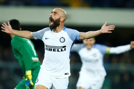 Hạ Verona, Inter bám sát Napoli