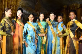 Người đẹp Miss Grand International 2017 sững sờ trước vẻ đẹp của động Thiên Đường