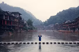 Hoa hậu Thu Hoài khoe nhan sắc tuổi 41 ở Phượng Hoàng cổ trấn