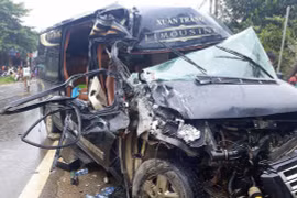 Xe Limousine 16 chỗ tông xe tải, nữ hành khách kẹt trong đầu xe