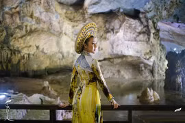 Hoa hậu Hòa bình 2016 mặc áo dài hình hang động Quảng Bình