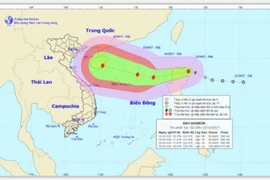 Bão Khanun tiến vào biển Đông