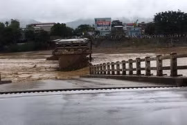 1 phóng viên tác nghiệp ở Yên Bái bị lũ cuốn mất tích cùng 3 người dân