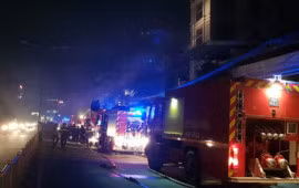 Cháy dữ dội trong một quán karaoke, 7 người bị mắc kẹt