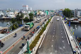 Thông xe cầu mới xây dựng trên cầu hơn 90 tuổi ở Sài Gòn