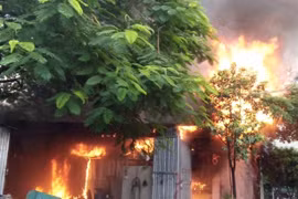 Cháy lớn tại gara ô tô khiến nhiều người hoảng sợ