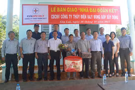 Trao nhà "Đại đoàn kết" cho hộ nghèo làng Dip