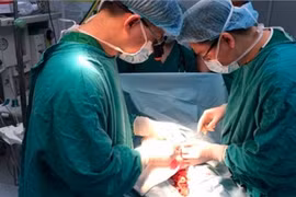 Nửa đêm cắt ngang 'của quý' của chồng