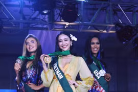 Hà Thu đoạt giải vàng Trang phục biển tại Miss Earth 2017
