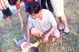 Ngã xuống ruộng nước dâng cao, hai trẻ đuối nước thương tâm
