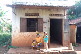 Thắt lòng trước cảnh 3 chị em mồ côi đói rách