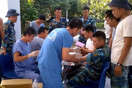 Cứu ngư dân gặp nạn ở Trường Sa bằng máy bay