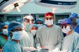 Phẫu thuật "kéo gần" hốc mắt cho con lính đảo