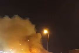 Nghe hô hoán, tài xế tông cửa thoát khỏi xe cháy trên cầu