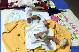 Cứu sống một bé gái sơ sinh bị bỏ rơi trong thùng rác