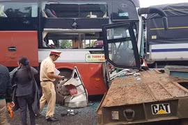 Xe khách Thành Bưởi va chạm xe đầu kéo, hàng chục hành khách hoảng loạn