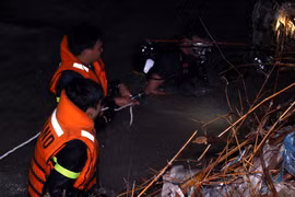 Người đi xe máy ở Đồng Nai bị cuốn xuống suối trong mưa lớn