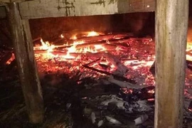 Đổ nhầm xăng thắp đèn dầu: Hai mẹ con bỏng nặng, nhà cháy rụi