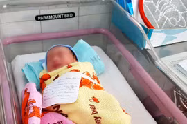 Mẹ trở dạ sinh con ngay tại chốt đèn đỏ