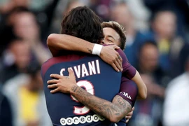 Neymar đá 11m, kiến tạo cho Cavani trong trận PSG thắng Bordeaux