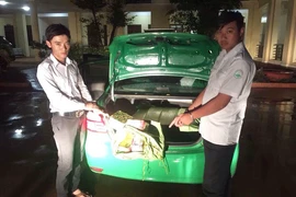 Bắt 2 tài xế taxi buôn pháo hoa