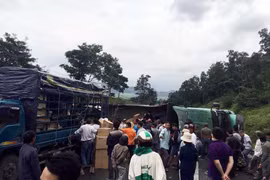 Xe tải mất thắng lật ngang trên đèo Mang Yang