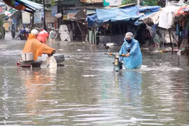 Mưa lũ miền Trung: Nhiều nơi bị lũ chia cắt