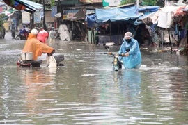 Mưa lũ miền Trung: Nhiều nơi bị lũ chia cắt