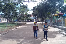 Vắng hiệu trưởng, giáo viên cho nhân viên tiếp thị vào trường bán sách