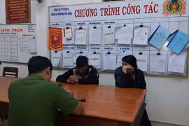 Công an phường Phù Đổng tạm giữ 2 đối tượng mua bán sử dụng pháo nổ