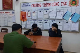 Công an phường Phù Đổng tạm giữ 2 đối tượng mua bán sử dụng pháo nổ