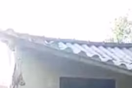 Phát hoảng vì người lạ treo cổ chết trong nhà kho