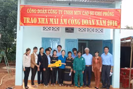 Công ty TNHH MTV Cao su Chư Prông trao nhà "Mái ấm Công đoàn"