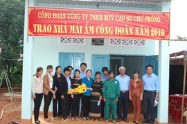 Công ty TNHH MTV Cao su Chư Prông trao nhà "Mái ấm Công đoàn"