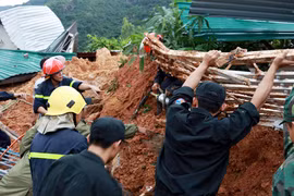 Người cha 2 giờ lấy thân che cho con khi 10 căn nhà đổ sập