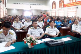 Thăm và chúc Tết cán bộ, chiến sĩ, nhân dân Trường Sa