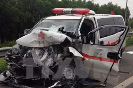 Lật xe cấp cứu, 6 người thương vong