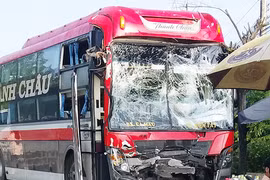 Hàng chục người trên hai ô tô khách la hét sau cú tông