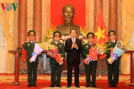 Chủ tịch nước trao Quyết định thăng hàm thượng tướng cho 4 sĩ quan quân đội