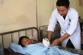 Chơi pháo tự chế, một học sinh phải tháo bỏ ngón tay