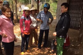 Một học sinh lớp 8 dùng dao đe dọa cướp điện thoại người đi đường?