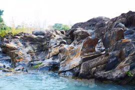 Kỳ ảo bãi đá trăm triệu năm bên sông Sêrêpốk