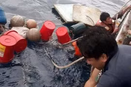 Tàu cá bị chìm, 6 ngư dân ôm can nhựa trôi dạt nhiều giờ trên biển