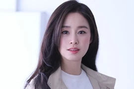 Mỹ nhân Kim Tae Hee xinh như nữ thần với style công sở
