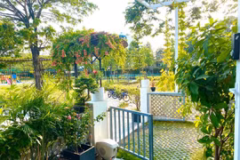 Khu vườn xanh "mướt mắt" trong biệt thự 200m2 của Trịnh Kim Chi