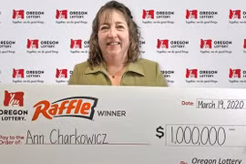 Trúng độc đắc nhờ tấm vé số mua sau khi cứu em bé trước mũi xe hơi