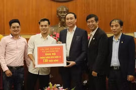 Tiền đạo Nguyễn Văn Toàn trao 130 triệu đồng góp phần phòng, chống dịch Covid-19